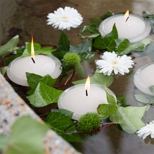 Quadri su Tela Piatto spa con candele galleggianti, orchidee, in giardino